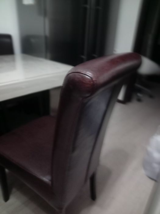 Стол обеденный и стулья.