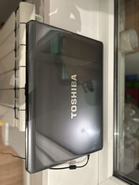 Ноутбук Toshiba.
