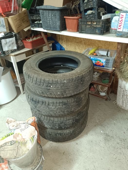 Шины новые зимние R16 215/70