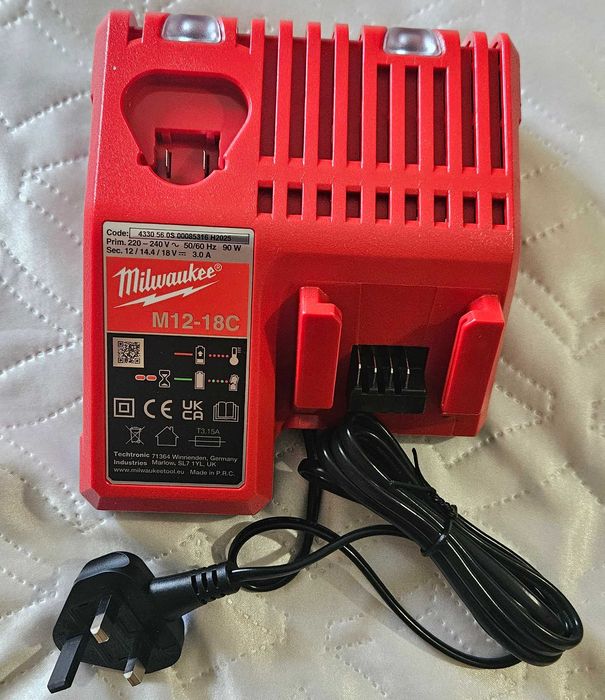 Milwaukee M18 комплект – ударен гайковерт + ударен винтоверт + 2 батерии 4Ah + зарядно + куфар