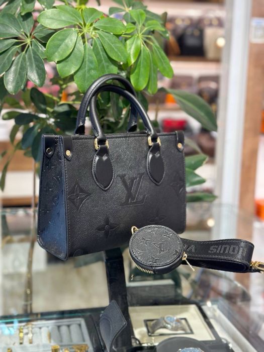 Geanta Louis Vuitton Noua !!! Dimensiuni 25/20 !!!