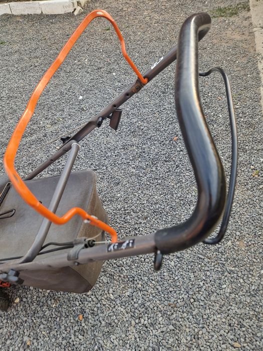 Vând mașină tuns iarba Husqvarna LC 153S Lucaret • OLX.ro