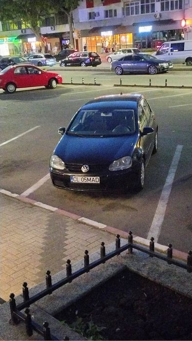 VW Golf 5  Mai multe detalii la telefon