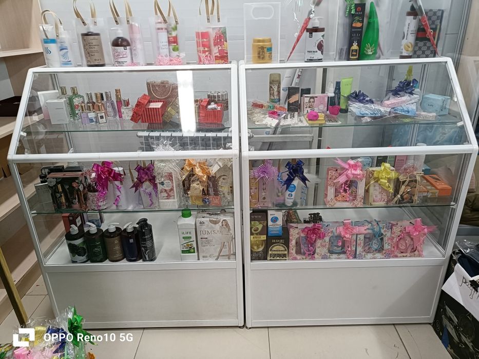 Продам стеклянную витрину с железным каркасом