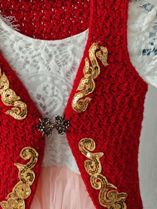 Платье с жилеткой и ободком