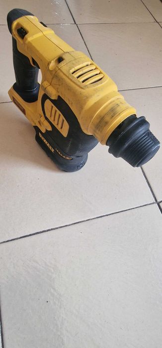 Продавам перфоратор DeWALT253