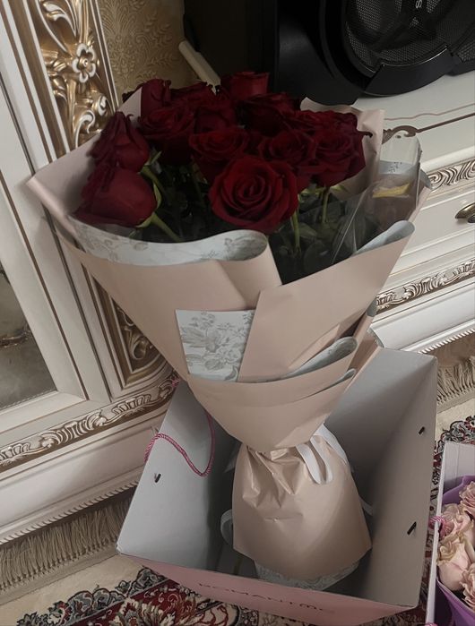 Букет красных роз 15 штук в коробке