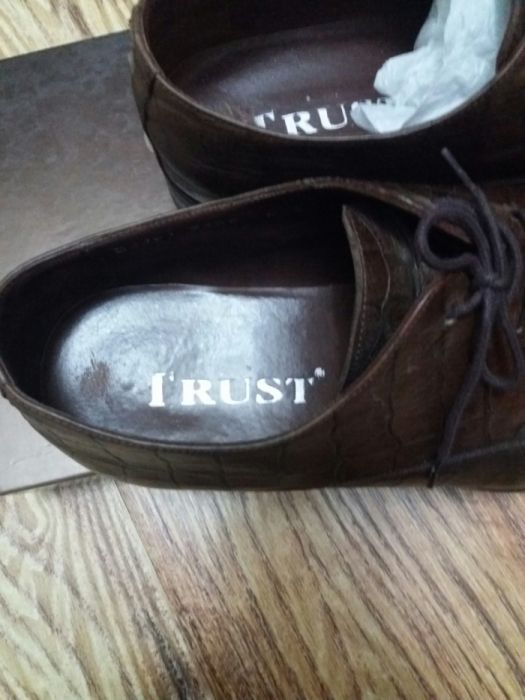 Продается мужская обувь.