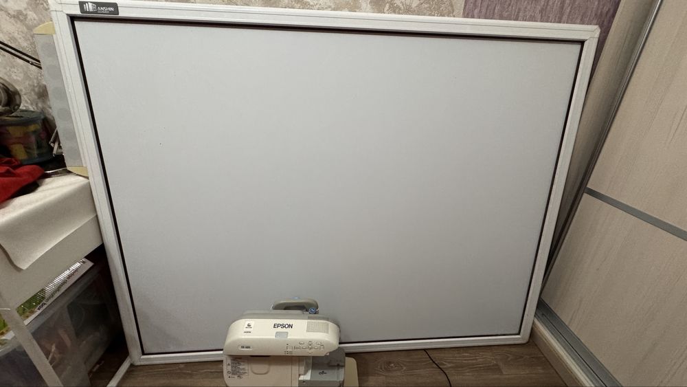 Продам комплект: интерактивная доска + проектор