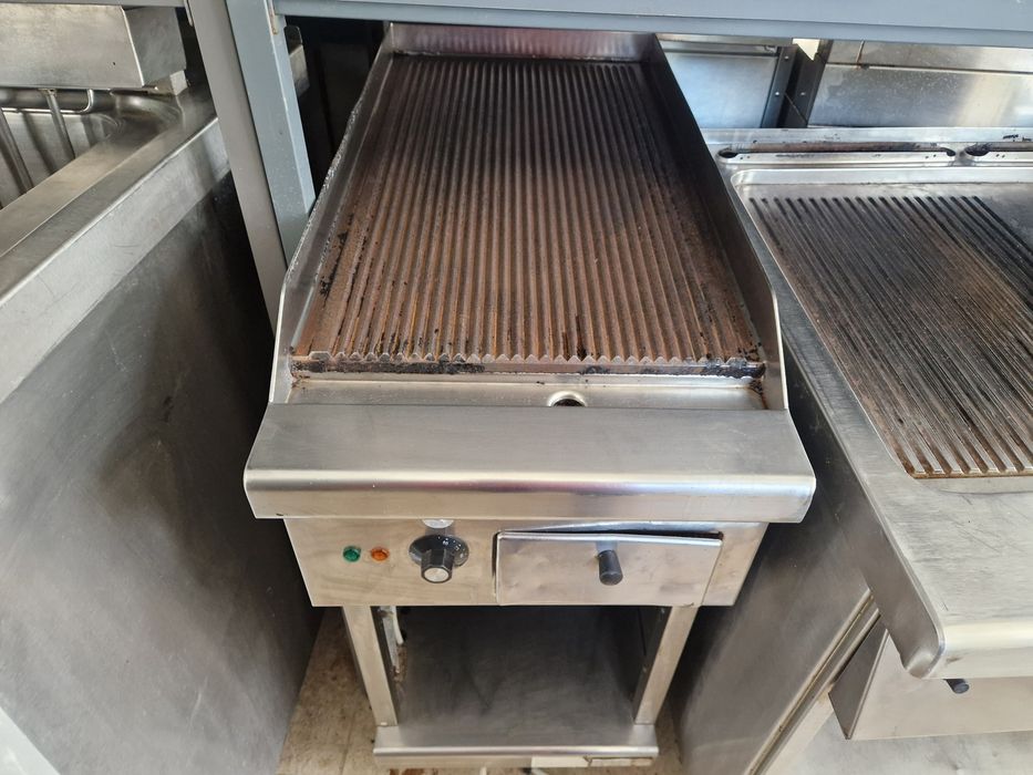 Gratar pe curent sau gaz cu banc, din inox, cu suport, sau electric
