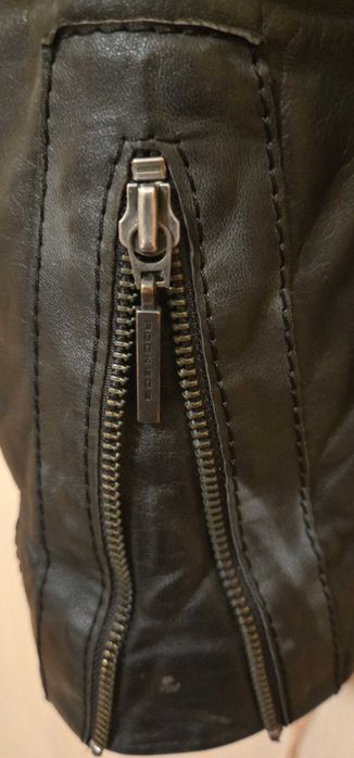 Дамски  , кожени  , черни якета , естествена кожа. По 130 лв.