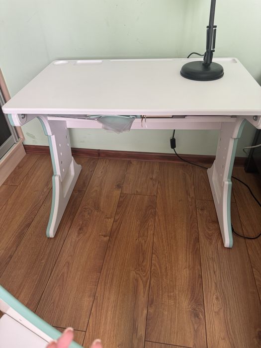 Парта отличная регулируется высота