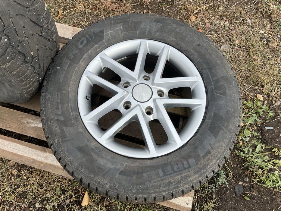 Продам комплект шин с дисками