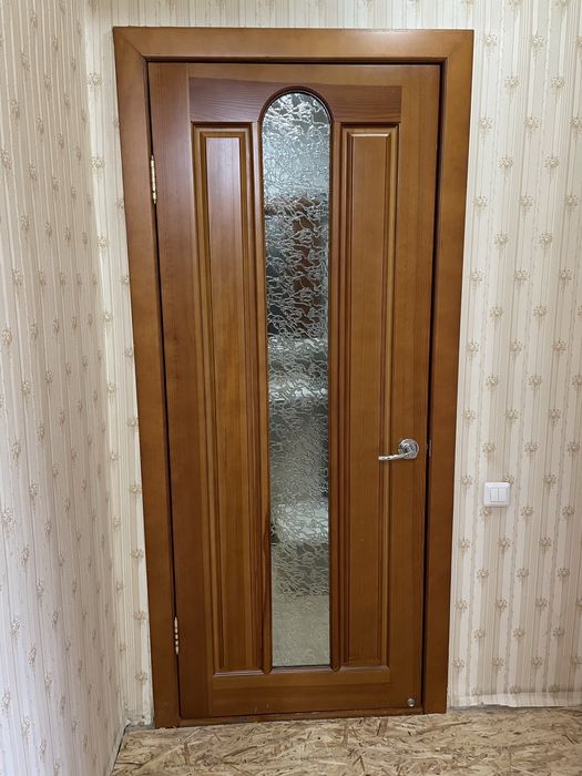 Двери деревянные б/у