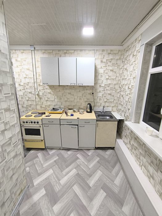 Спутник. Квартира в деревянном доме. 1 ком с ремонтом. 2/2. Акфа рамы