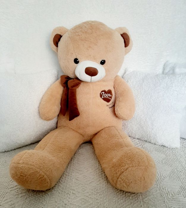 Големи плюшени мечки.