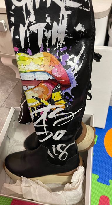 Дамски кожени чизми с рисунки