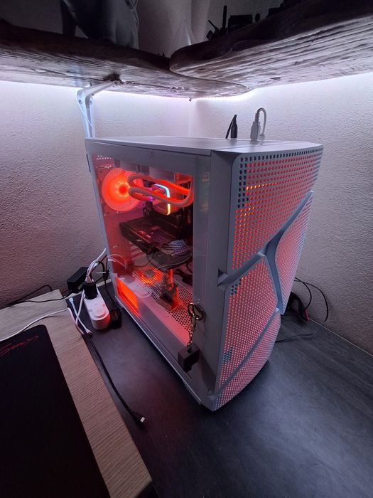 Carcasa PC Gaming cu 4 RGB ventilatoare