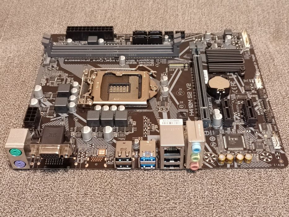 Материнскую плату GIGABYTE H410M S2 V2