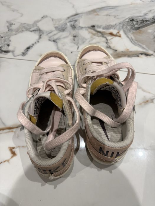 Розовые кеды Nike