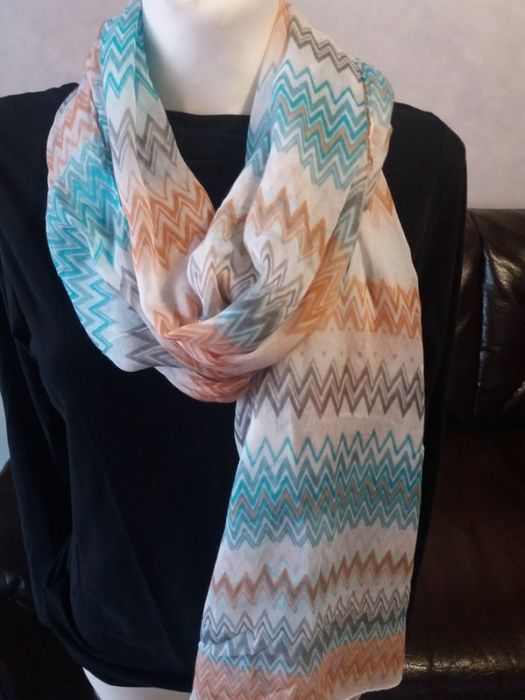 Стилен дамски шал