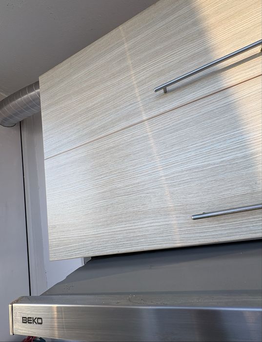 Vand hota Beko cu dulap incorporata cu tub pentru ventilare naturala