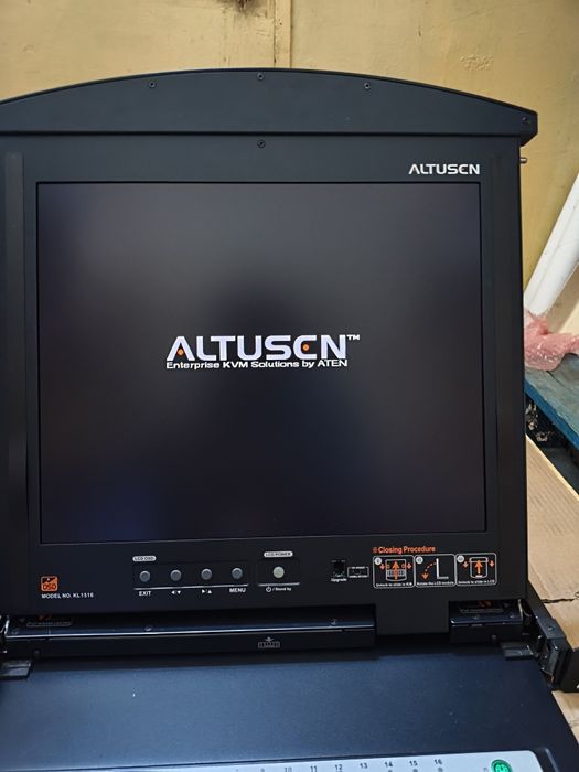 Consola Enterprise  KVM Rack Dual Rail Hideaway LCD 16 x RJ45 Ports ATEN Altusen KL1516
