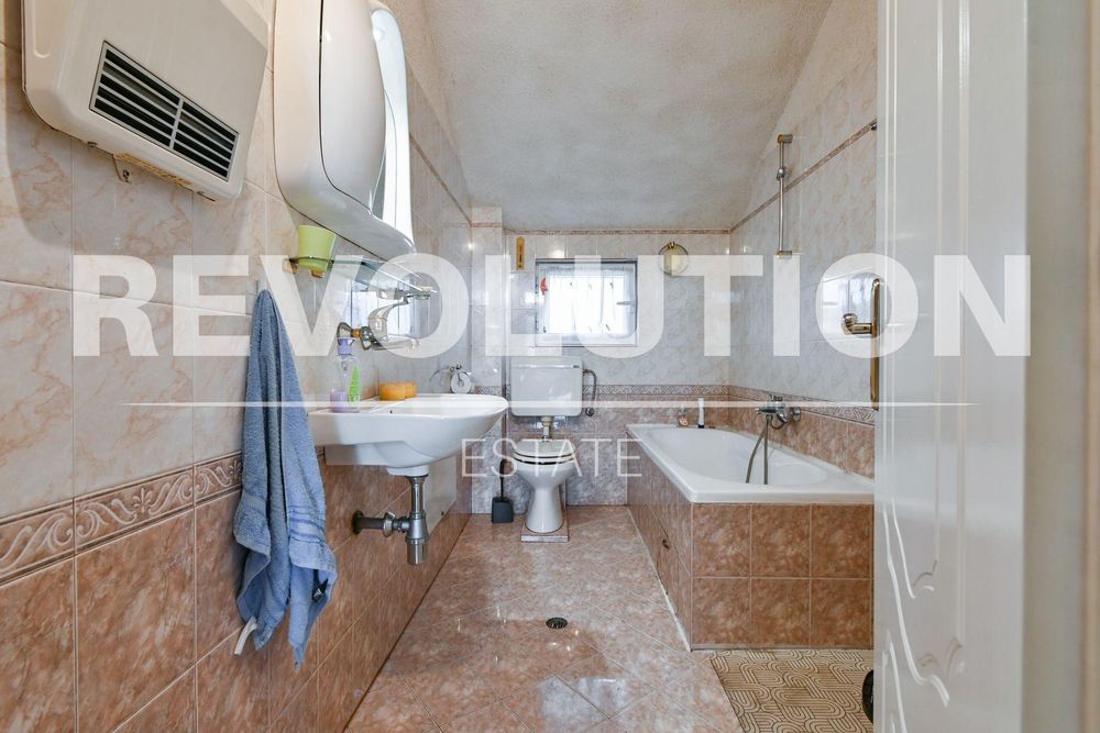 Дава се под наем Етаж от къща в София, Модерно предградие - 300 кв.м за 750 € - Снимка #8
