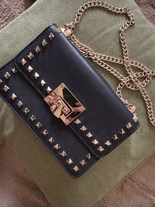 Geanta crossbody neagra cu detalii aurii
