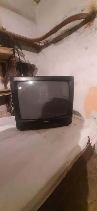 Подставка и телевизор.