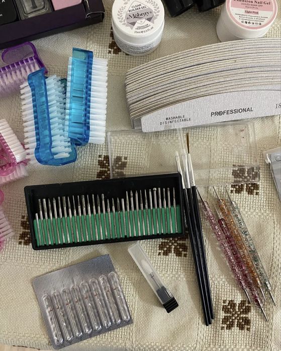 Продавам всичко необходимо за маникюр/изграждане.