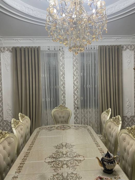 Продам стол и стулья для гостинной на 12 персон