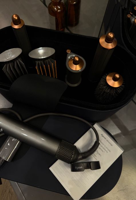 Продам Dyson оригинал , почти новый .