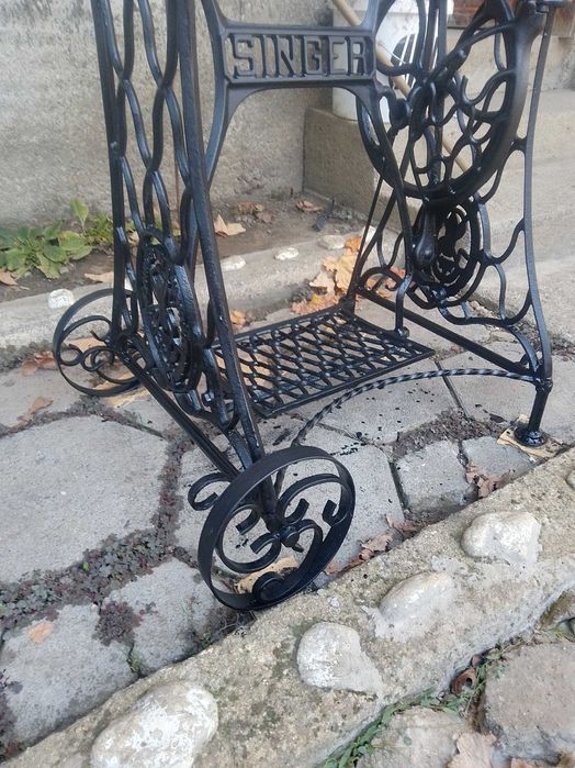 Барбекю на дърва и дървени въглища:BBQ с крака от шевна машина Сингер.