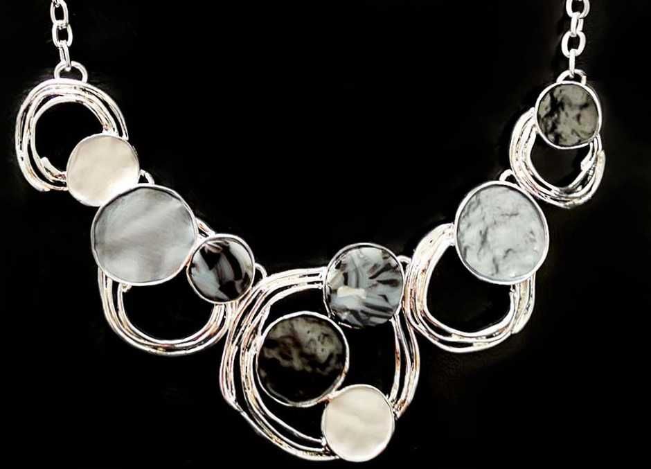 Стилно дамско колие с обеци