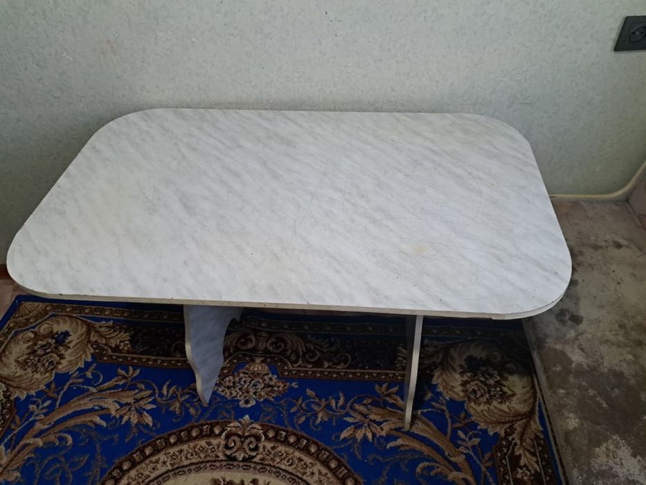 Отдам стол с диванчиком