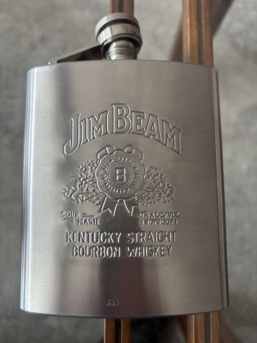 Метална бутилка за алкохол