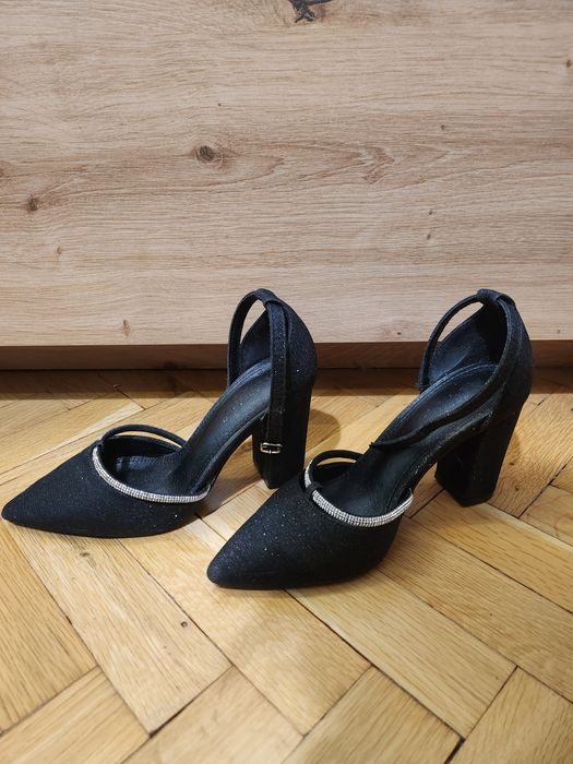 Обувки с блясък, с висок ток