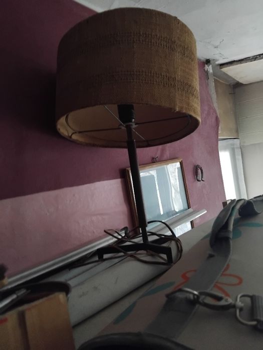 Настолна лампа с цилиндричен абажур