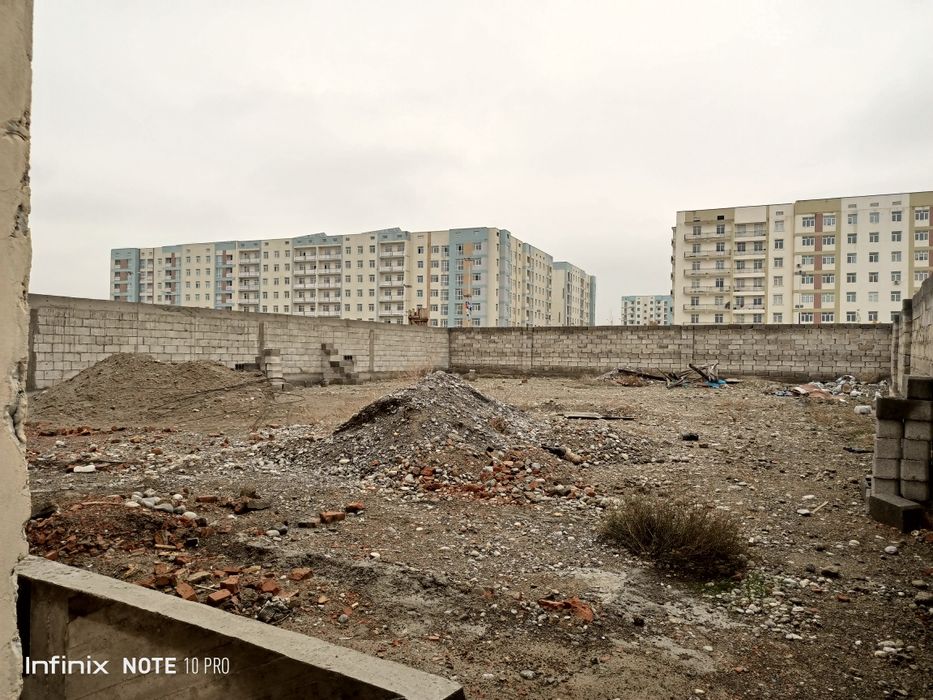 Курилиши тугалланмаган пишик гиштдан курилган 2 каватли уй