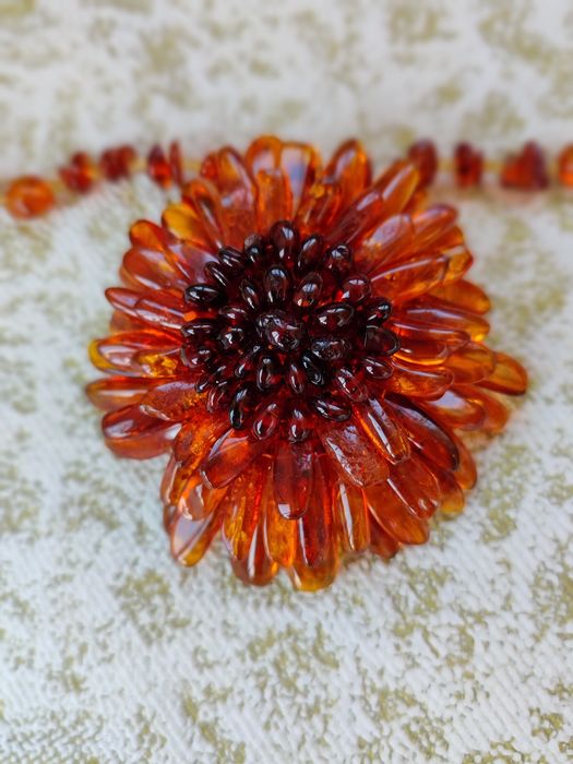 Янтарные колье и кольцо