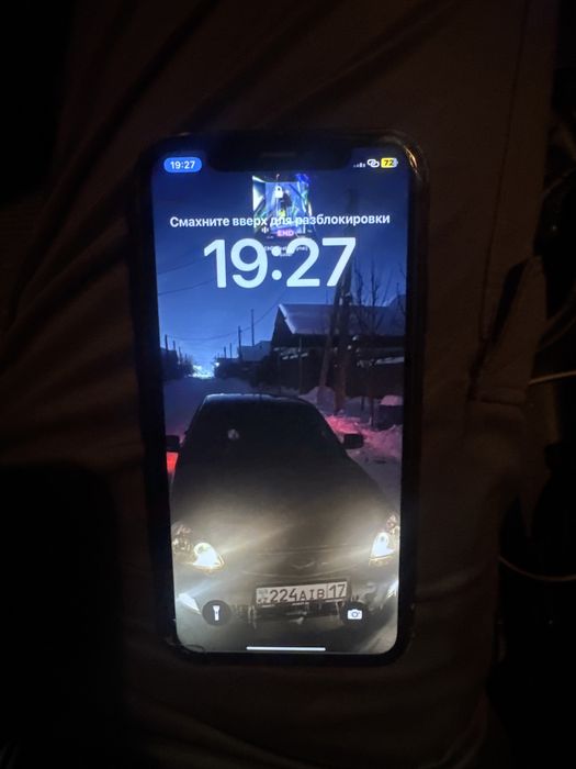 Продам Айфон XR)