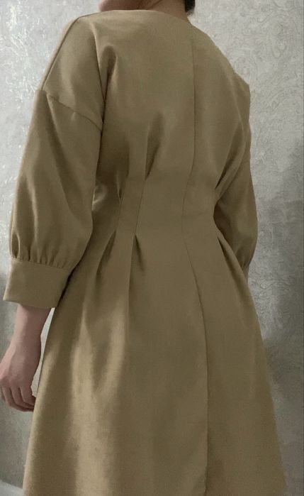 Бежевое платье, коктейль