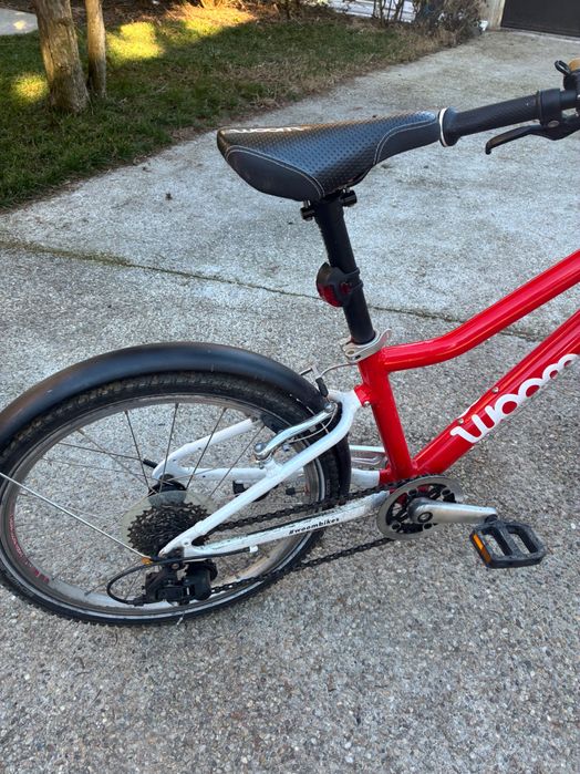 bicicletă Woom 4, roșie, apărători, lumini, sonerie