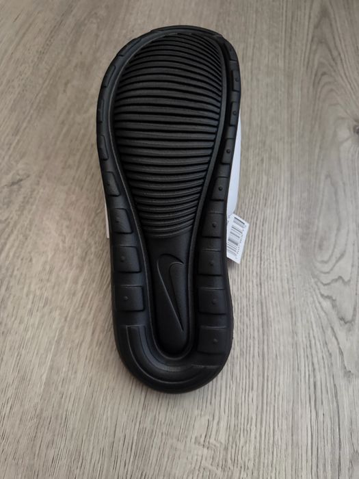 Slapi nike noi.