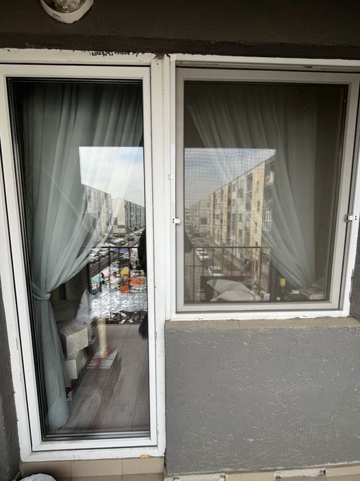 Дверь, окно с сеткой, подоконник