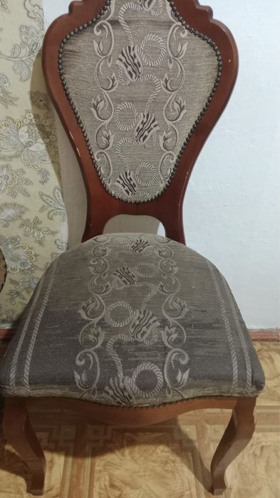 Продам стол и стулья для гостиной