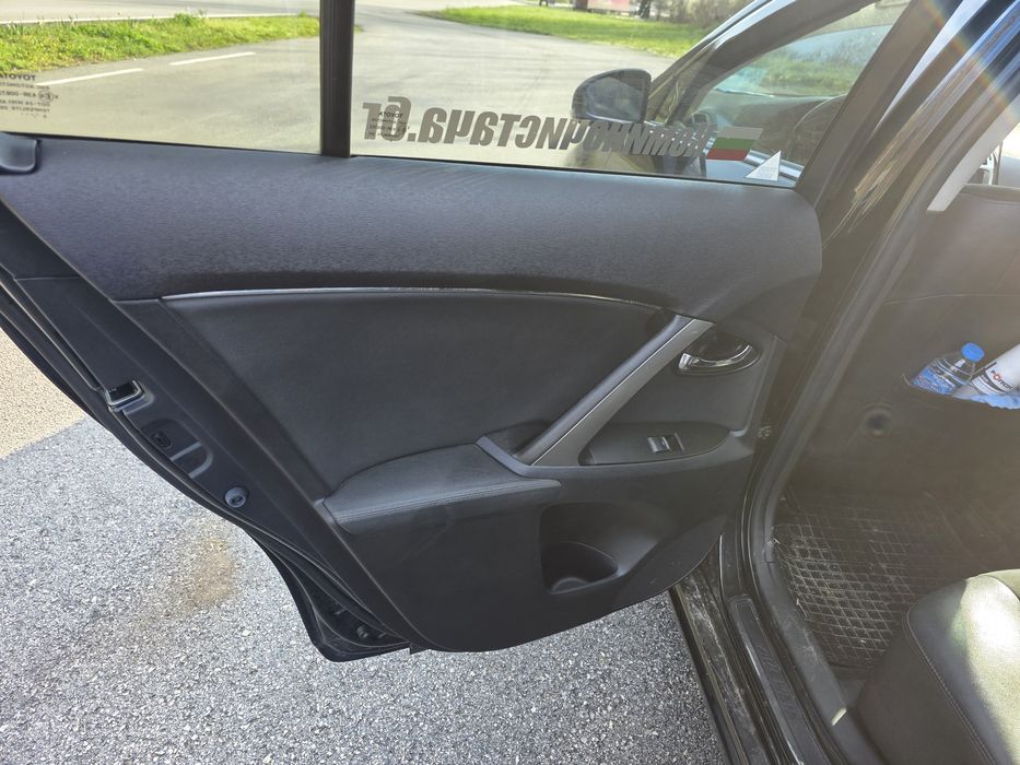 Продавам Тойота Авенсис