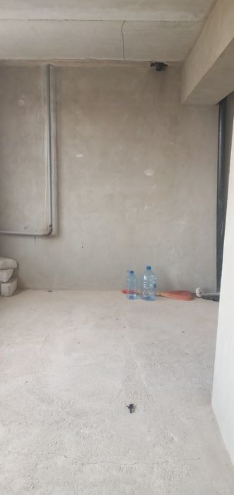 Uy sotiladi 1 xona 2-etaj yo'l yoqasida