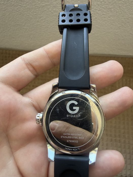 Часовник Guess.
